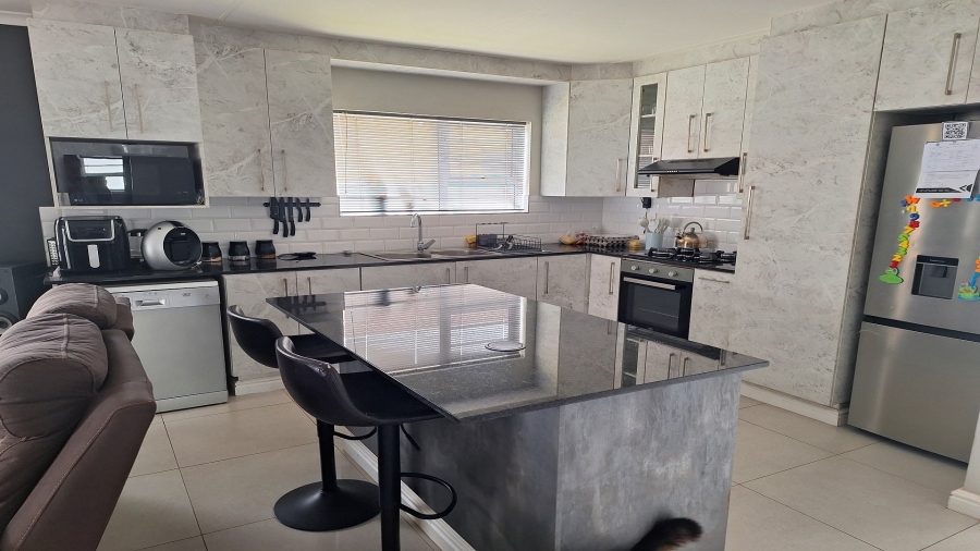 3 Bedroom Property for Sale in Overbaakens Eastern Cape